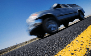 Picape em movimento na estrada representando a força e versatilidade desse tipo de veículo nas rodovias brasileiras.