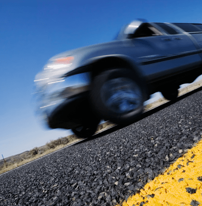 Picape em movimento na estrada representando a força e versatilidade desse tipo de veículo nas rodovias brasileiras.